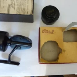 Moulinet Mitchell 300 Pick-up Premier Modèle En TBE Avec Une Deuxième Bobine Et Boite D'origine -Magasin Mitchell 00003 Moulinet Mitchell 300 pick up premier modele en TBE avec une deuxieme bobine et boite d origine