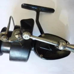 Moulinet Mitchell 300 Pick-up Premier Modèle En TBE Avec Une Deuxième Bobine Et Boite D'origine -Magasin Mitchell 00005 Moulinet Mitchell 300 pick up premier modele en TBE avec une deuxieme bobine et boite d origine