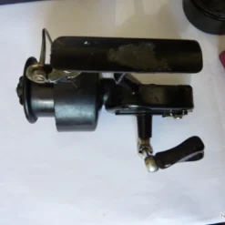 Moulinet Mitchell 300 Pick-up Premier Modèle En TBE Avec Une Deuxième Bobine Et Boite D'origine -Magasin Mitchell 00007 Moulinet Mitchell 300 pick up premier modele en TBE avec une deuxieme bobine et boite d origine